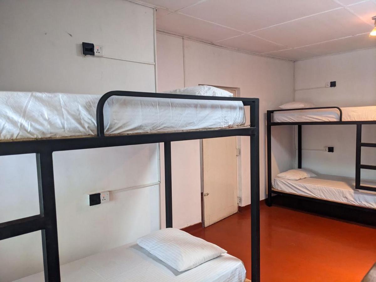 Chilly Croc Hostel Нувара Елия Екстериор снимка